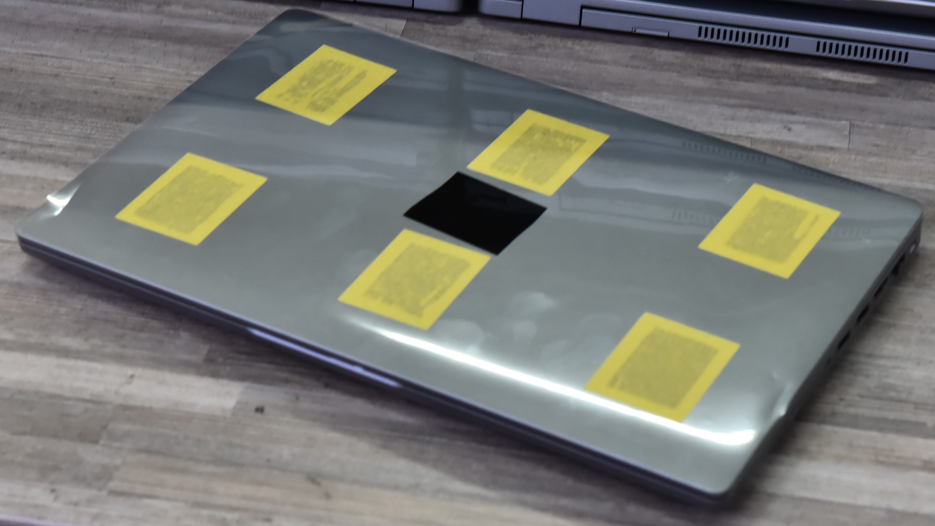 Dell Latitude 5420 – reálná fotografie, pohled na otevřený notebook zepředu